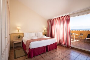 Superior kamer, terras | Donsdekens, een kluis op de kamer, een bureau, verduisterende gordijnen