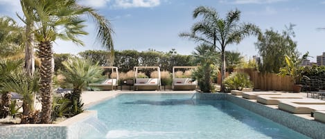 2 piscine all'aperto, ombrelloni da piscina, lettini