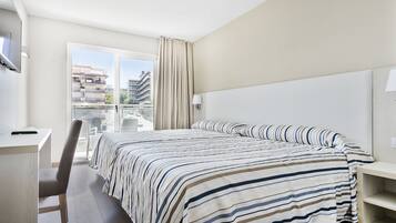 Minibar, in-room safe, desk, WiFi (free)