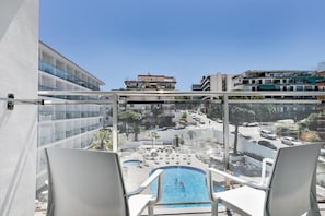 Piscine extérieure, parasols de plage, chaises longues