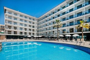 Piscina a l'aire lliure, para-sols i gandules 