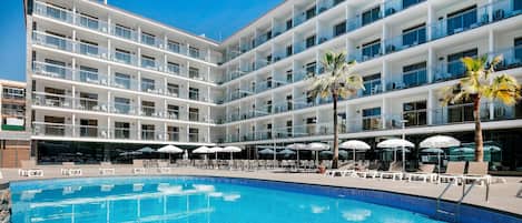 Utendørsbasseng, bassengparasoller og solsenger