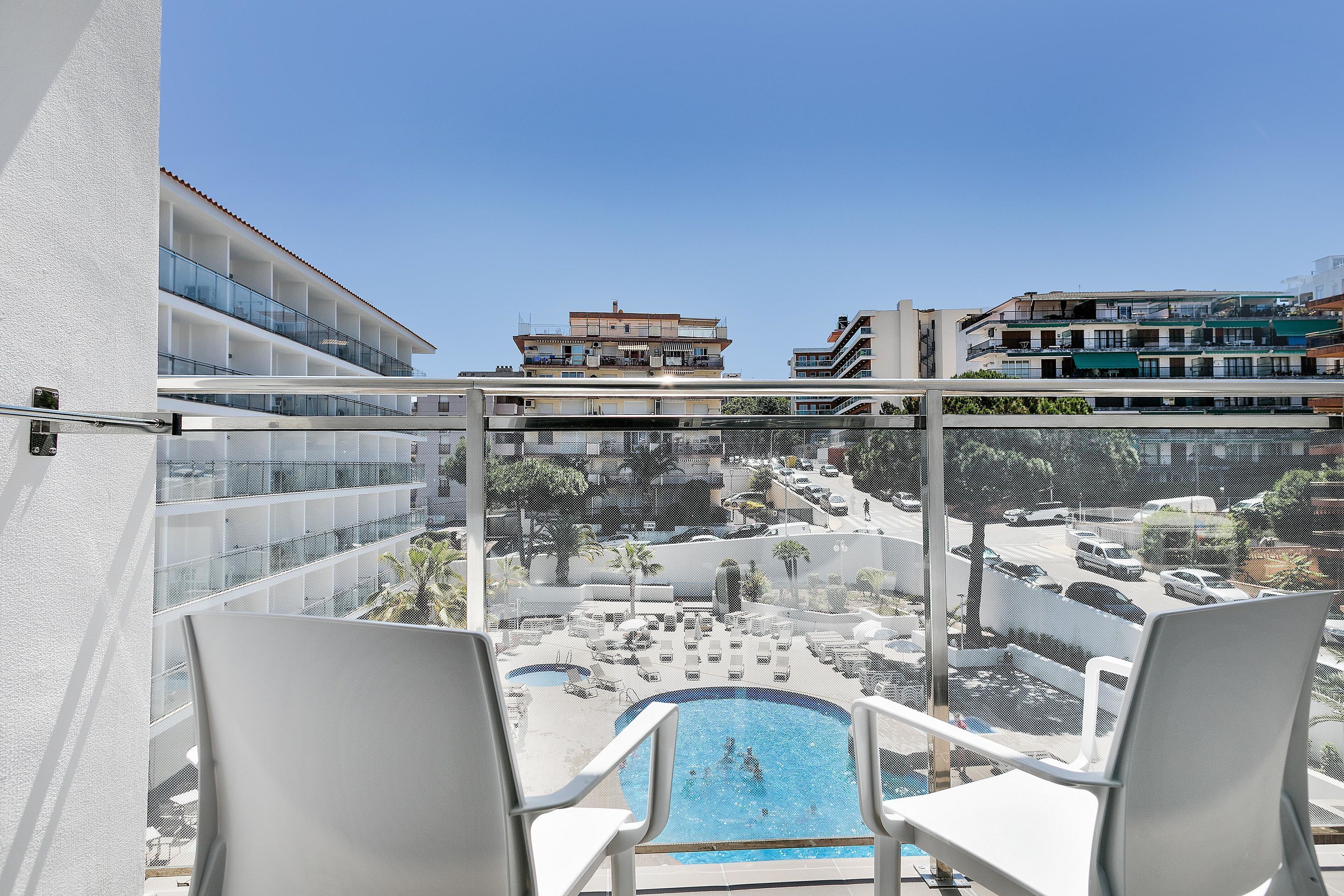 Outdoor pool, pool umbrellas, sun loungers