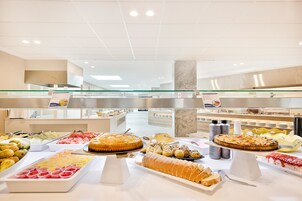Un buffet proposant une variété de plats et orné d’une colonne en marbre.