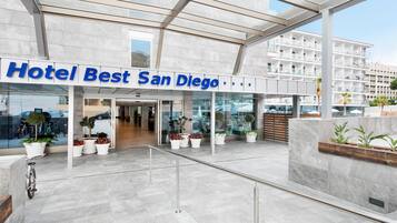 Una entrada de hotel moderna con un letrero que dice "Hotel Best San Diego".