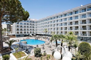 Piscina a l'aire lliure, para-sols i gandules 