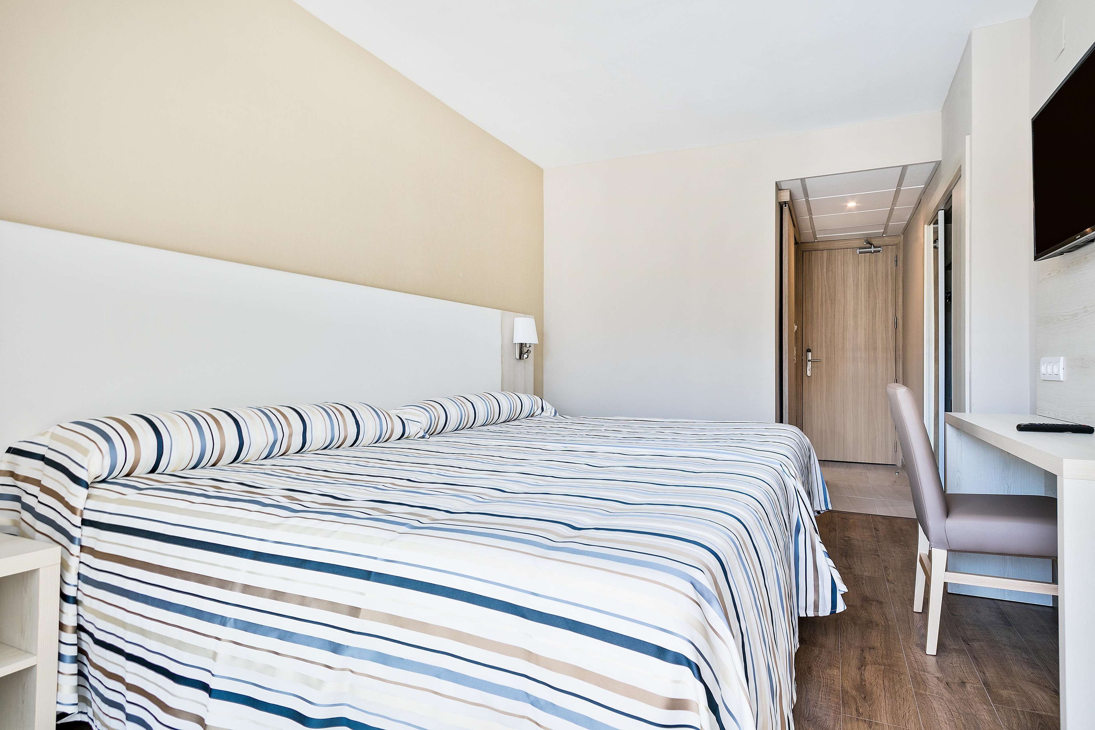 Een minibar, een kluis op de kamer, een bureau, gratis wifi