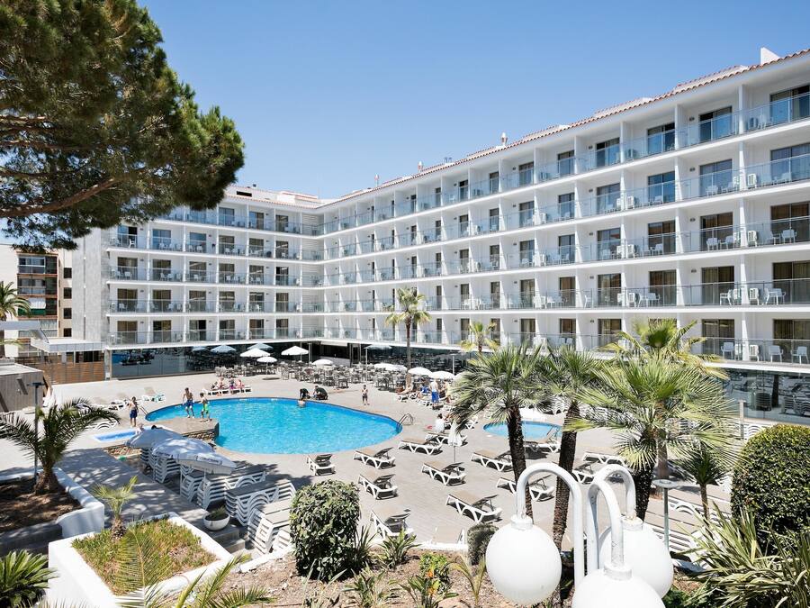 Piscina externa, guarda-sóis, espreguiçadeiras