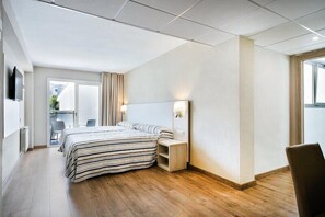 Minibar, coffres-forts dans les chambres, bureau, Wi-Fi gratuit