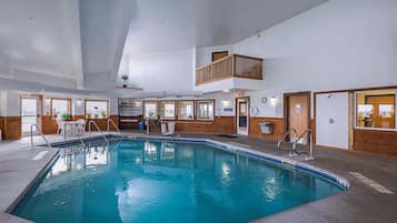 Piscine couverte, chaises longues