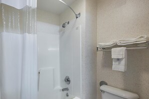 Combined shower/tub, free toiletries, hair dryer, towels