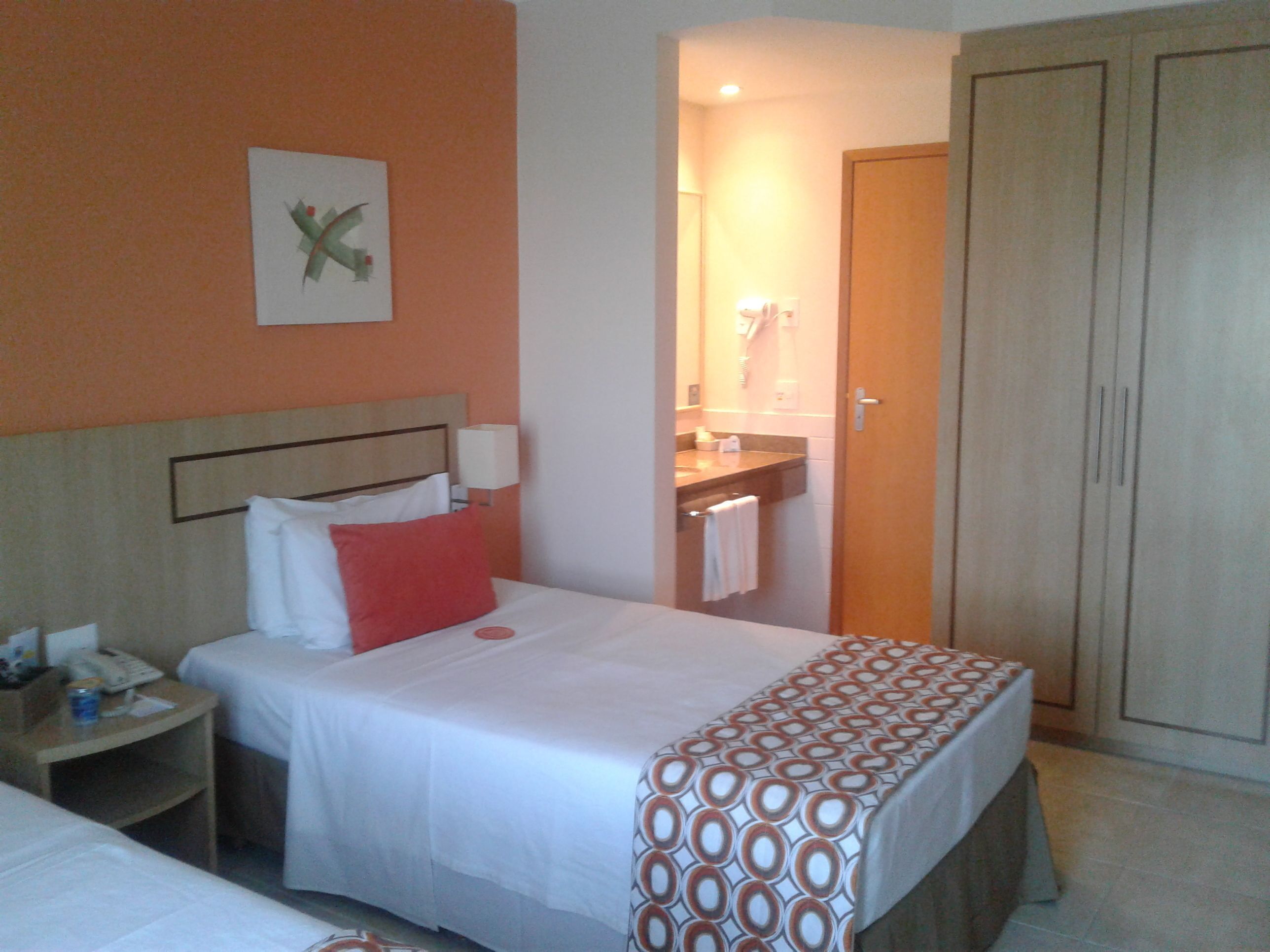 Frigobar, cofres nos quartos, escrivaninha, cortinas blackout