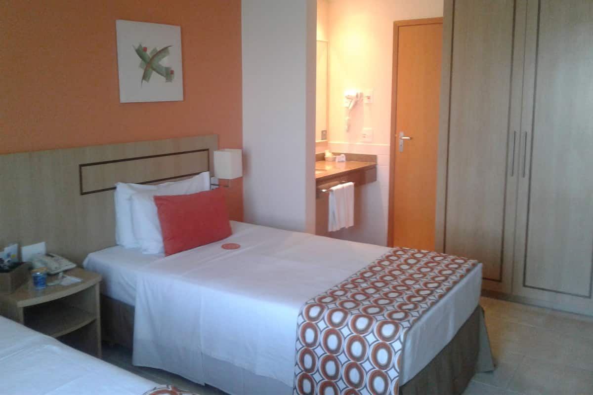 Minibar, Zimmersafe, Schreibtisch, Verdunkelungsvorhänge