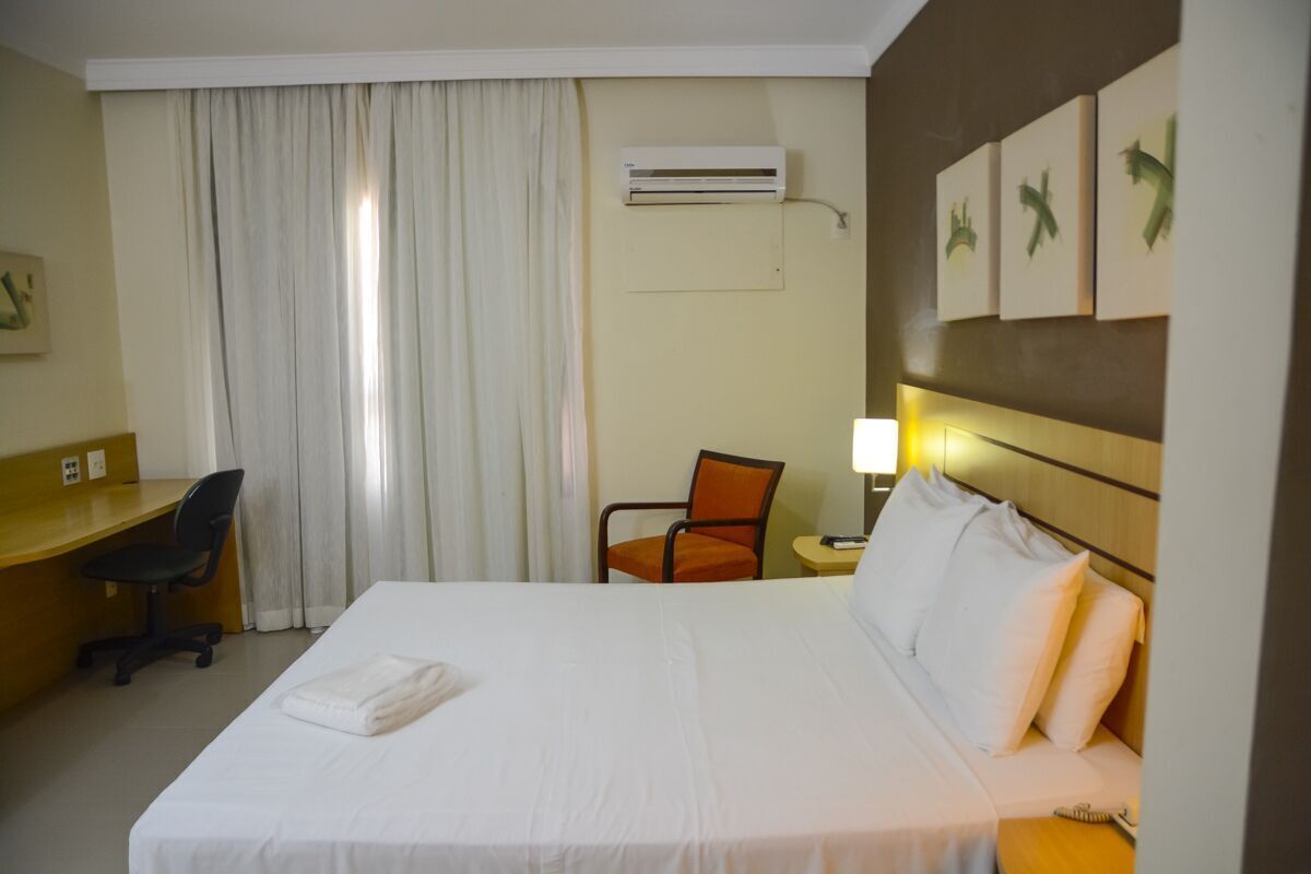 Frigobar, cofres nos quartos, escrivaninha, cortinas blackout