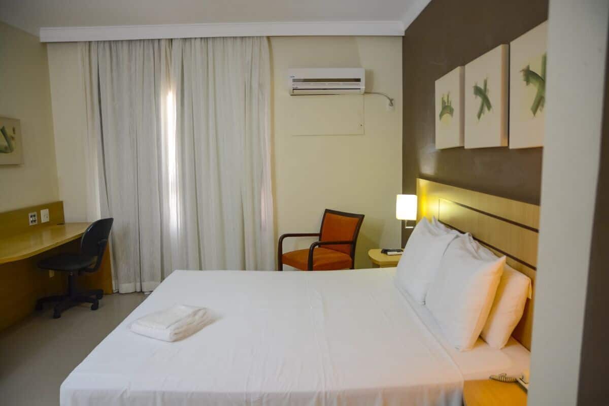 Minibar, Zimmersafe, Schreibtisch, Verdunkelungsvorhänge