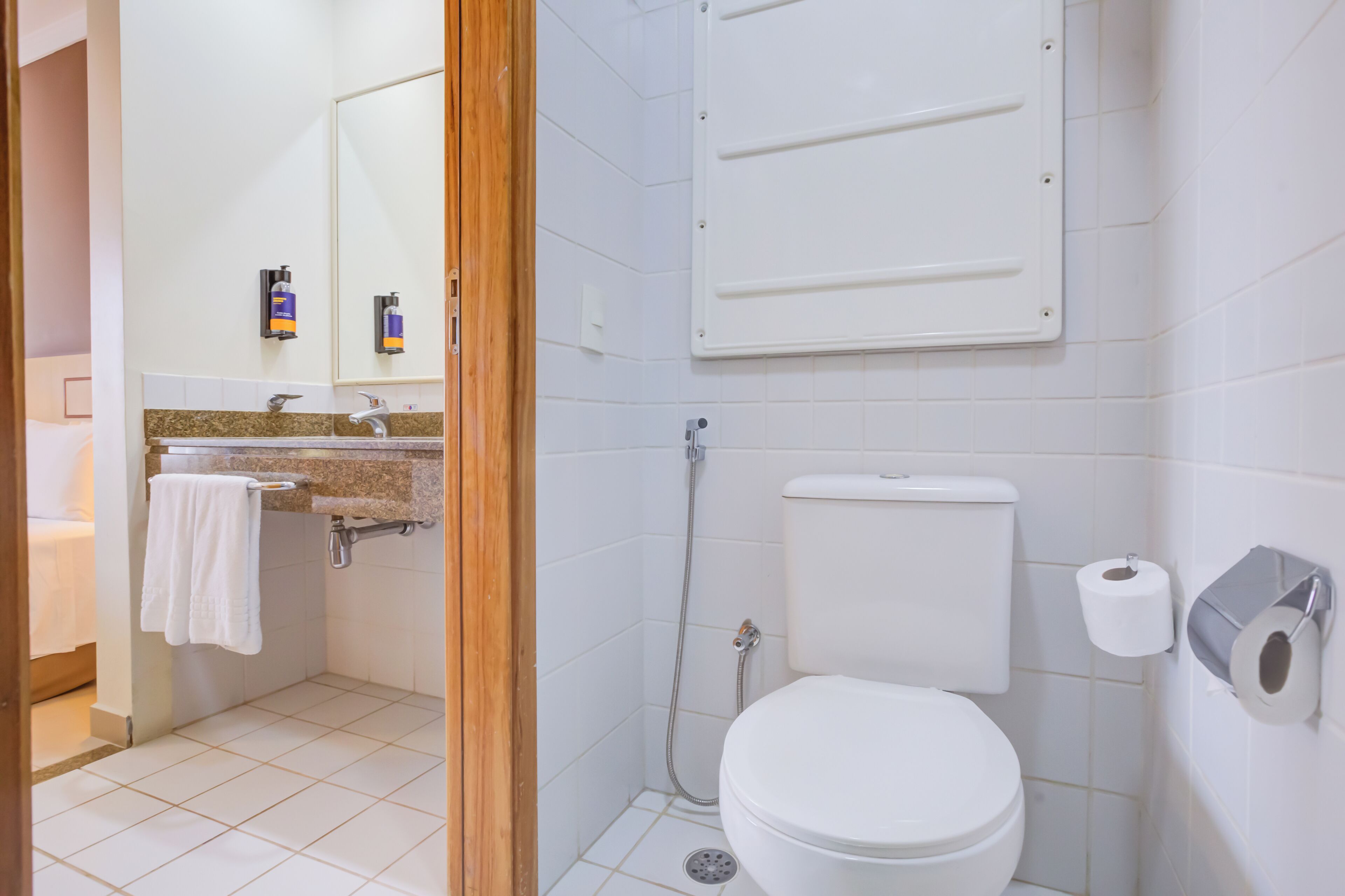 Ein Badezimmer mit Toilette, Waschbecken und Dusche.