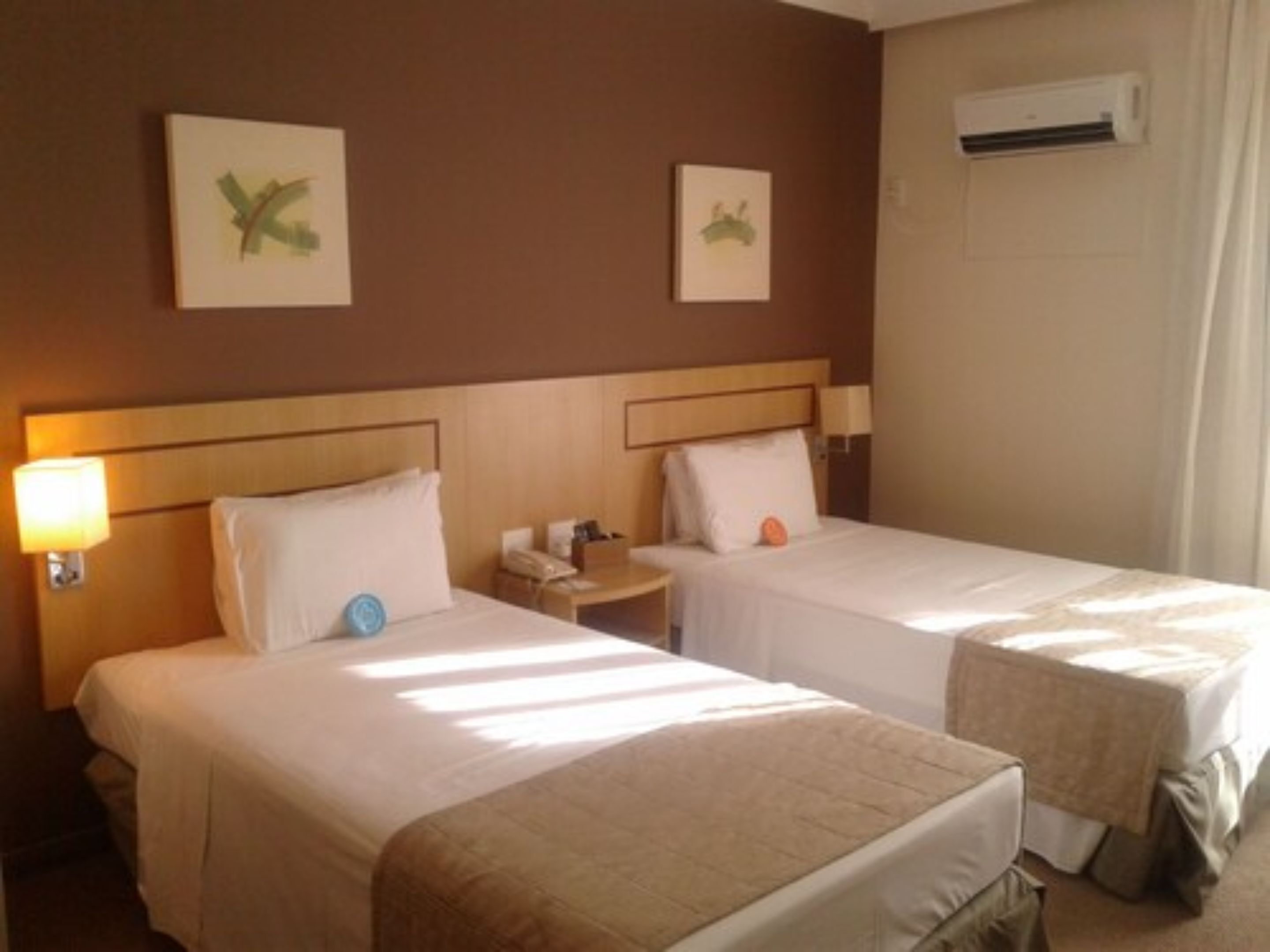 Frigobar, cofres nos quartos, escrivaninha, cortinas blackout