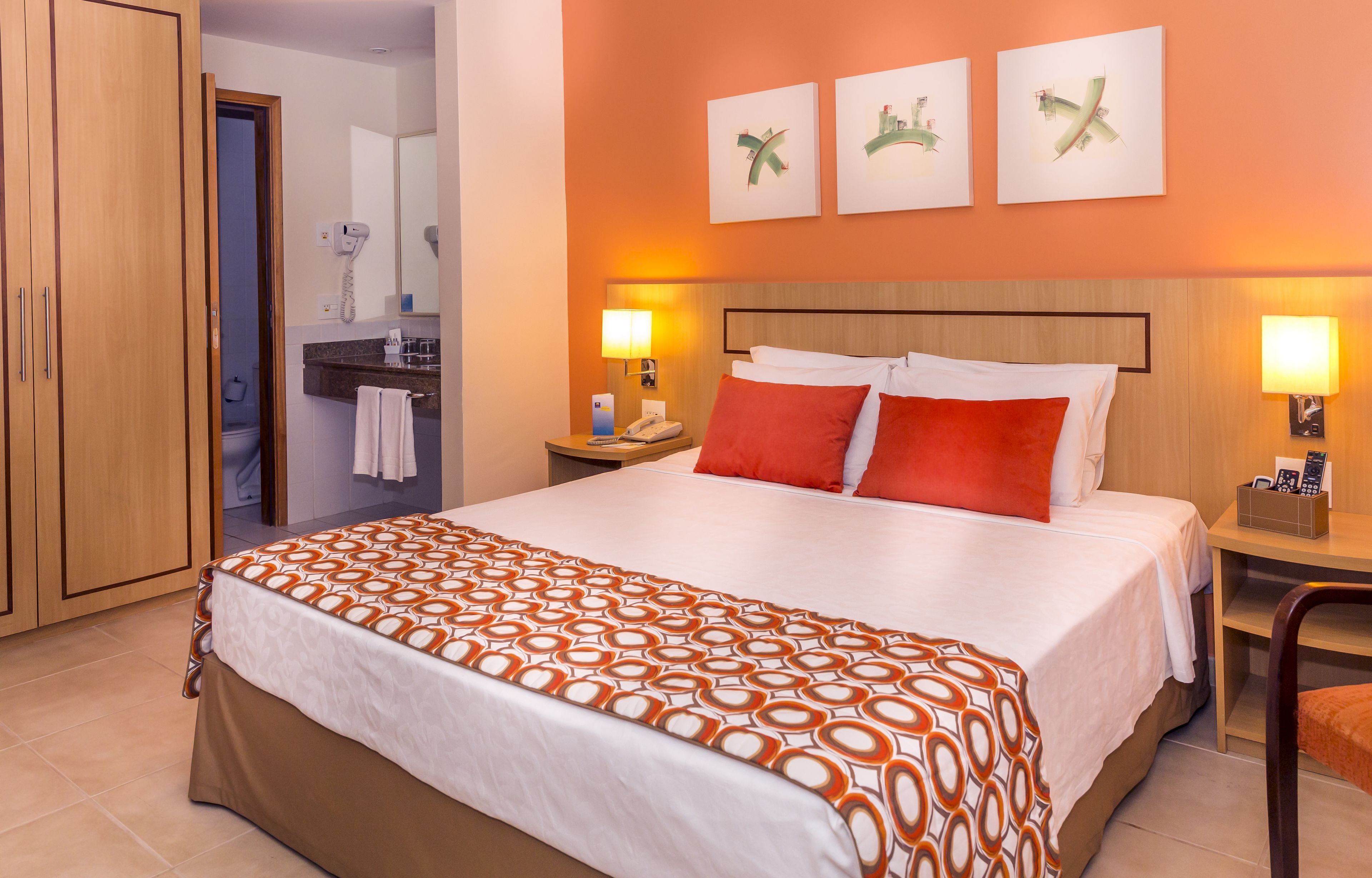 Frigobar, cofres nos quartos, escrivaninha, cortinas blackout