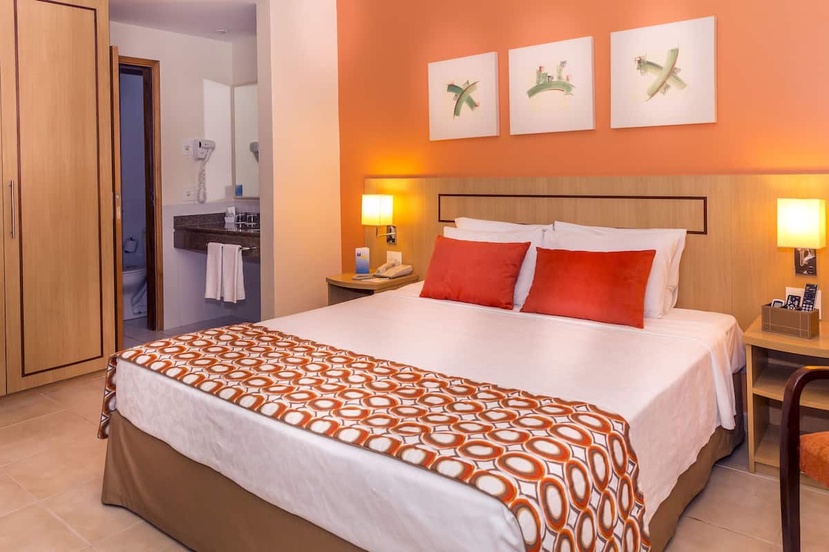 Minibar, Zimmersafe, Schreibtisch, Verdunkelungsvorhänge