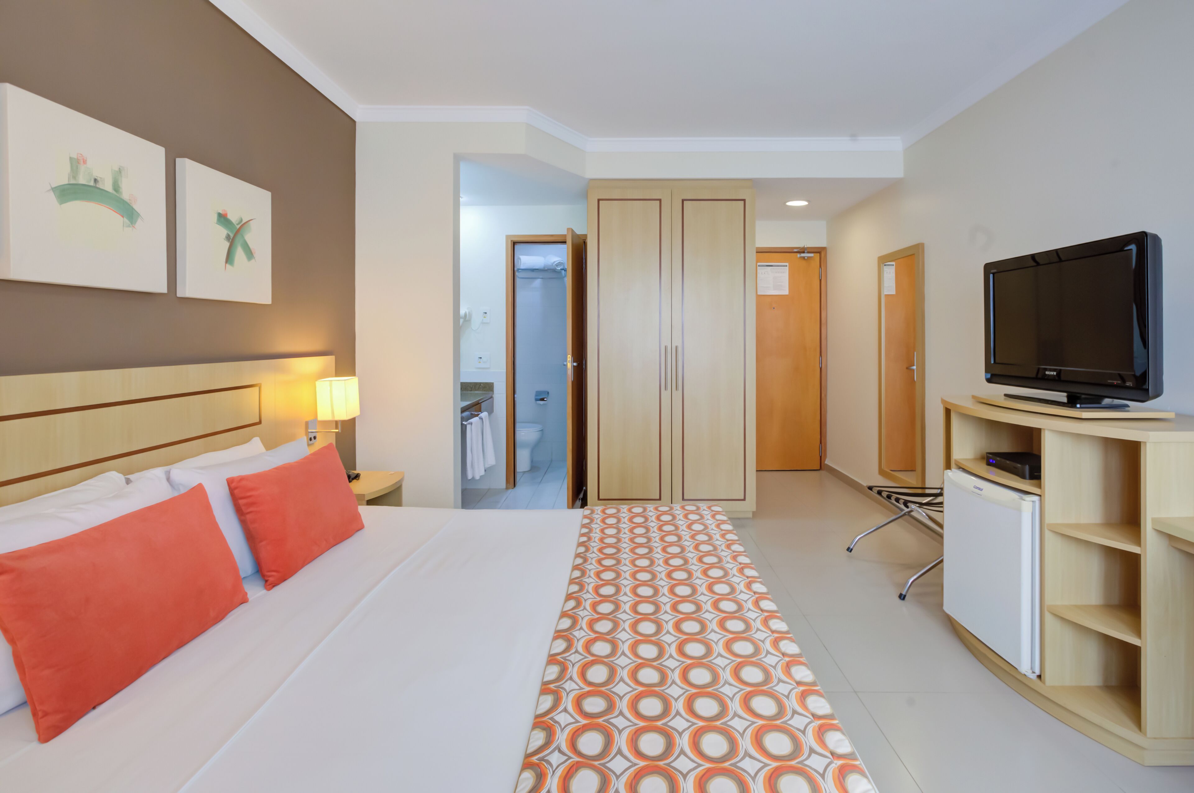 Deluxe Double Room | Minibar, in-room safe, desk, blackout drapes