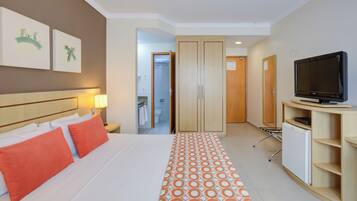Deluxe Double Room | Minibar, in-room safe, desk, blackout drapes