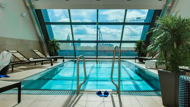 Indoor pool, sun loungers - Radisson Blu Hotel, Frankfurt (Frankfurt)