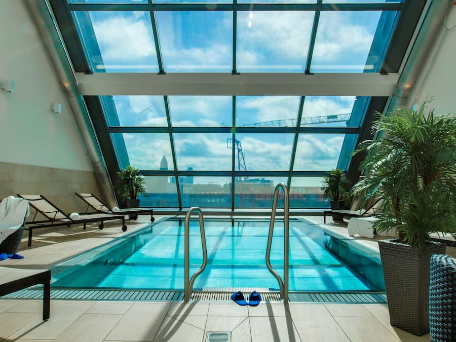 Innendørsbasseng og solsenger