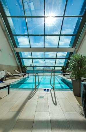 Indoor pool, sun loungers