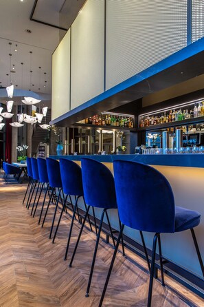 Garden views, serves lunch and dinner - Radisson Blu Hotel, Frankfurt (Frankfurt)