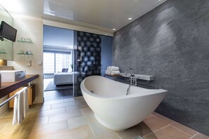 Shower, eco-friendly toiletries, hair dryer, towels - Radisson Blu Hotel, Frankfurt (Frankfurt)