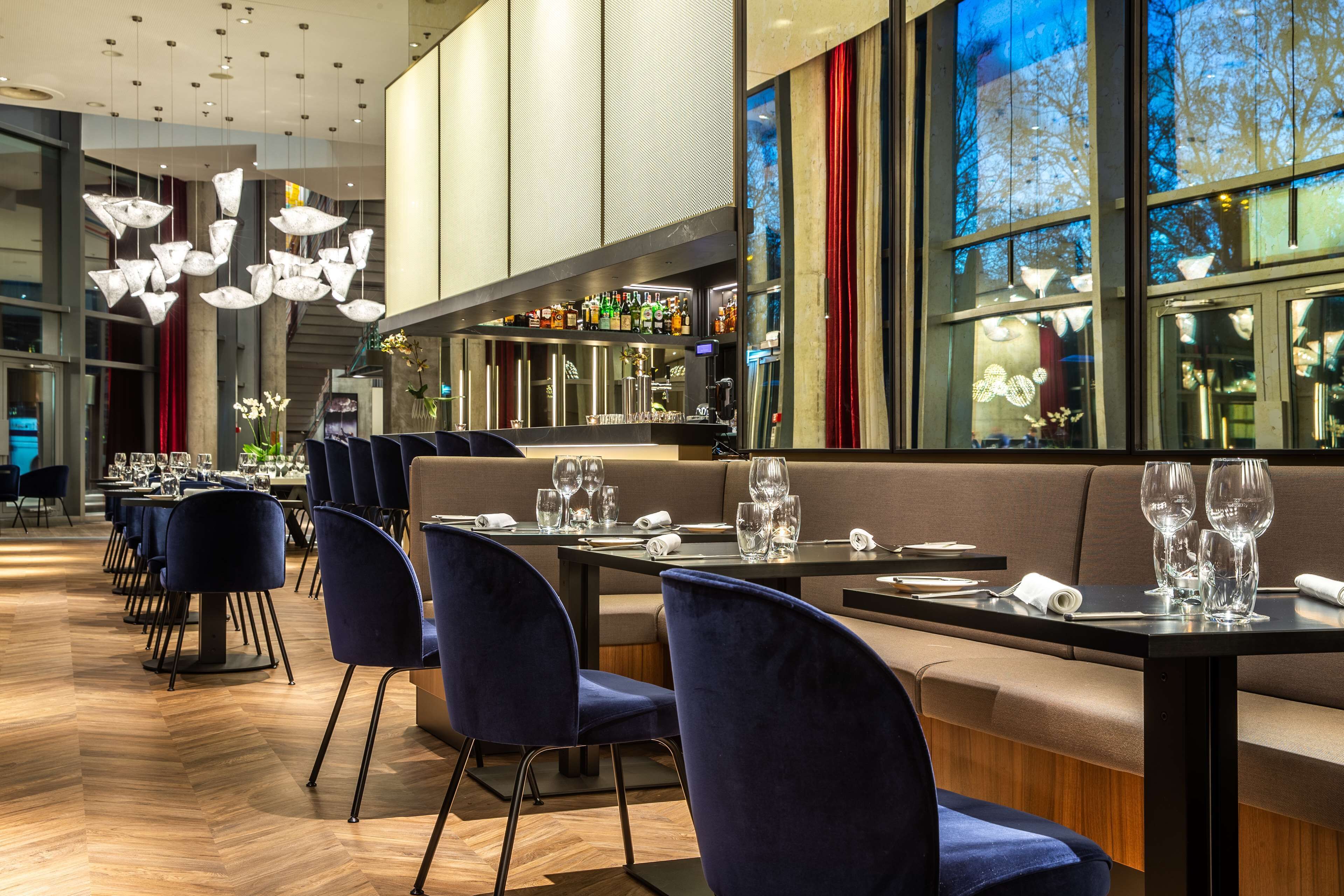 Garden views, serves lunch and dinner