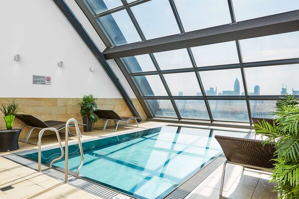 Indoor pool, pool loungers - Radisson Blu Hotel, Frankfurt (Frankfurt)