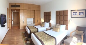 Minibar, Zimmersafe, individuell eingerichtet, Schreibtisch