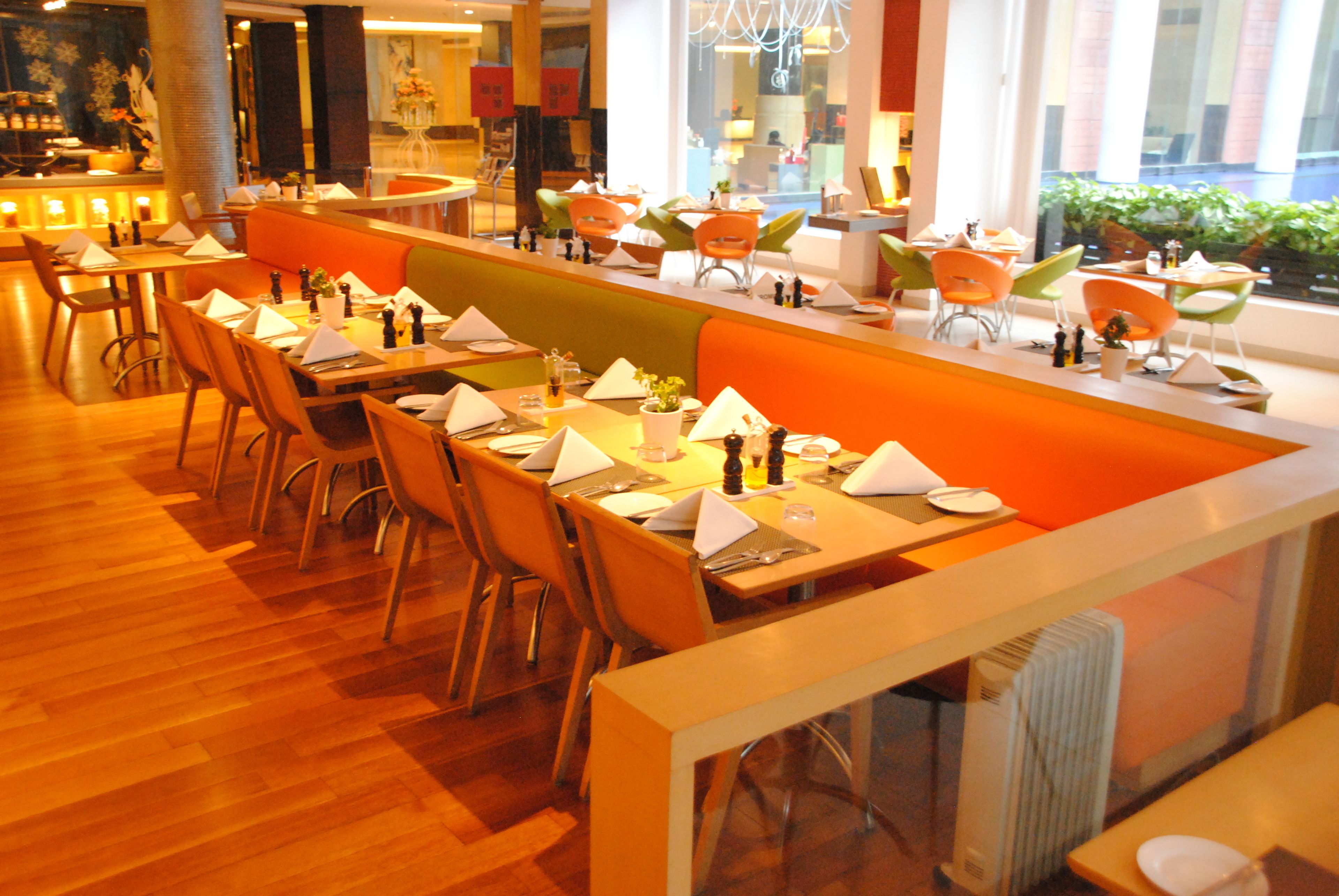 2 restaurants, lunch, dinner served; chinese cuisine