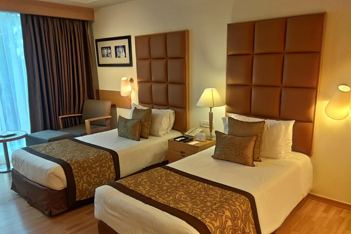 Superior Room, 1 Queen Bed, Accessible | Minibar, in-room safe, desk, laptop workspace