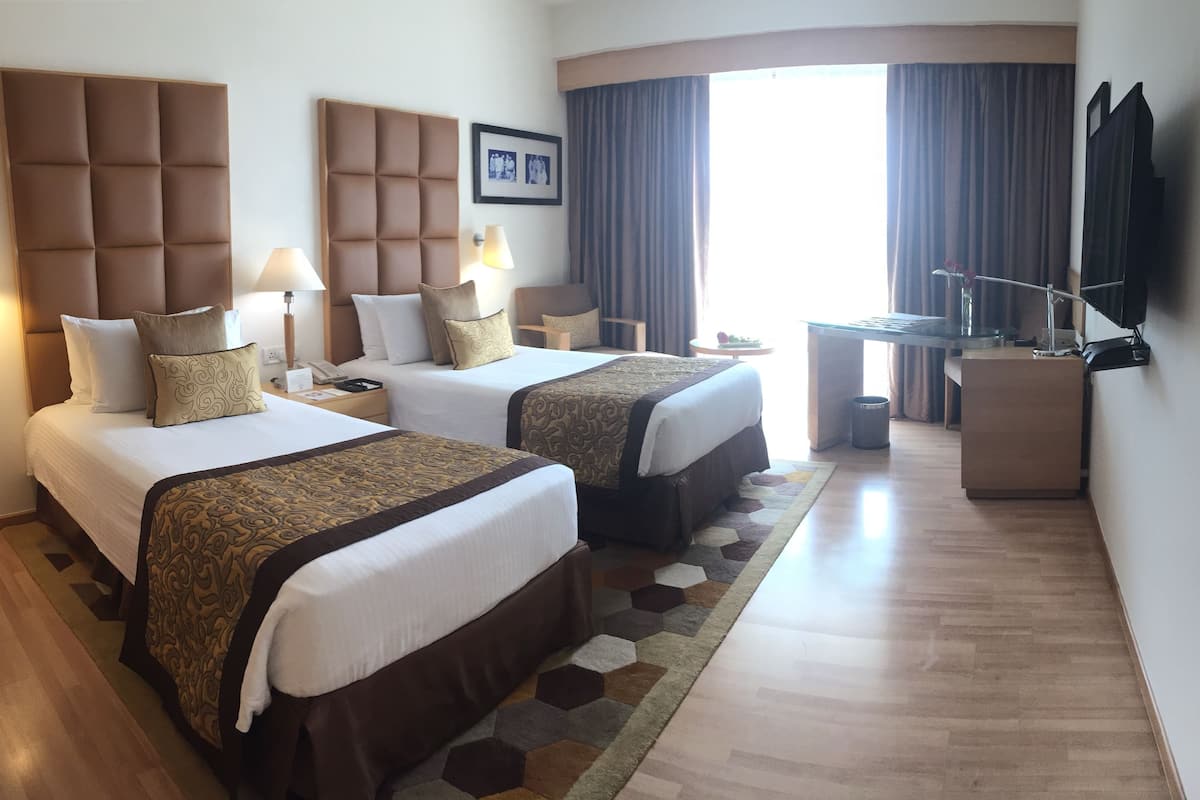 Deluxe Room, 1 Single Bed | Minibar, in-room safe, desk, laptop workspace