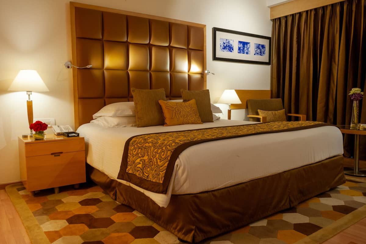 Superior Room, 1 Queen Bed | Minibar, in-room safe, desk, laptop workspace