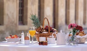 Tägliches Frühstücksbuffet gegen Gebühr