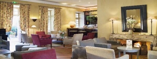 Breakfast, lunch, dinner served; alfresco dining - Hotel Abbaye Ecole de Soreze (Soreze)