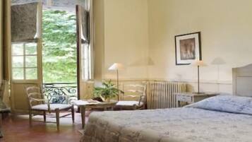 Minibar, bureau, chambres insonorisées, lits bébé (gratuits)