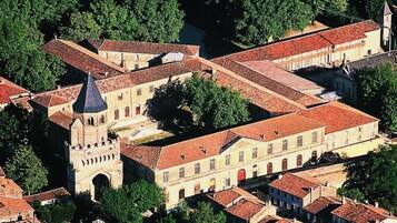 المنشأة من الخارج