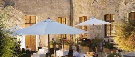 Aamiainen, lounas ja illallinen; ulkoilmaravintola