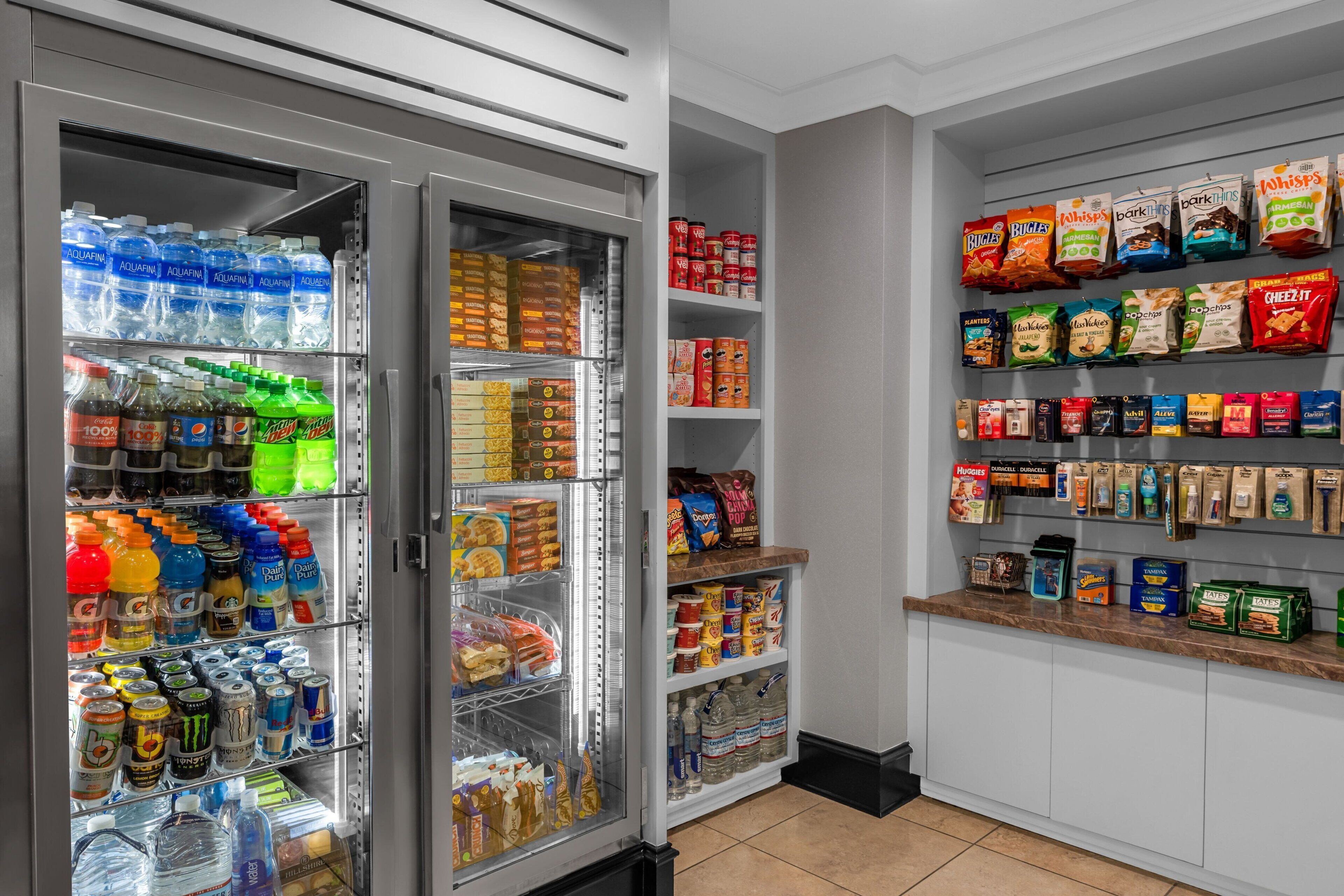 Un espace en libre-service où l'on peut se servir des boissons et des collations, avec des boissons fraîches, des en-cas et des aliments emballés.