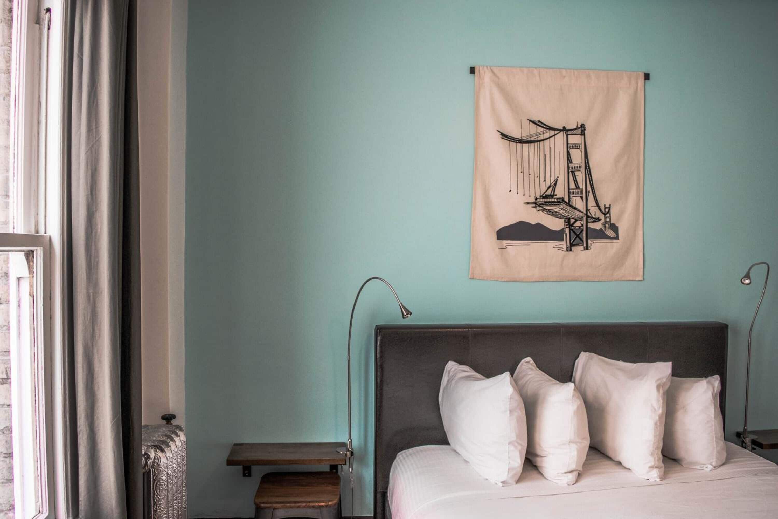 Una cassaforte in camera, una scrivania, postazione laptop