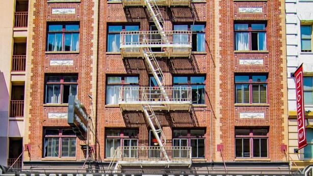 Un edificio de varios pisos con un cartel llamativo que dice "Bartlett Hall".