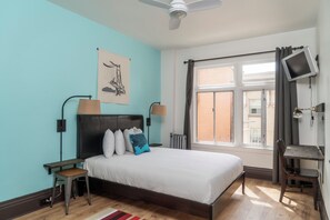 In-room safe, desk, laptop workspace, free cots/infant beds - The Bartlett Hotel and Guesthouse (San Francisco)