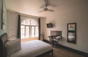 In-room safe, desk, laptop workspace, free cots/infant beds - The Bartlett Hotel and Guesthouse (San Francisco)
