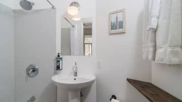 Bañera con ducha, artículos de tocador gratuitos, secador de pelo