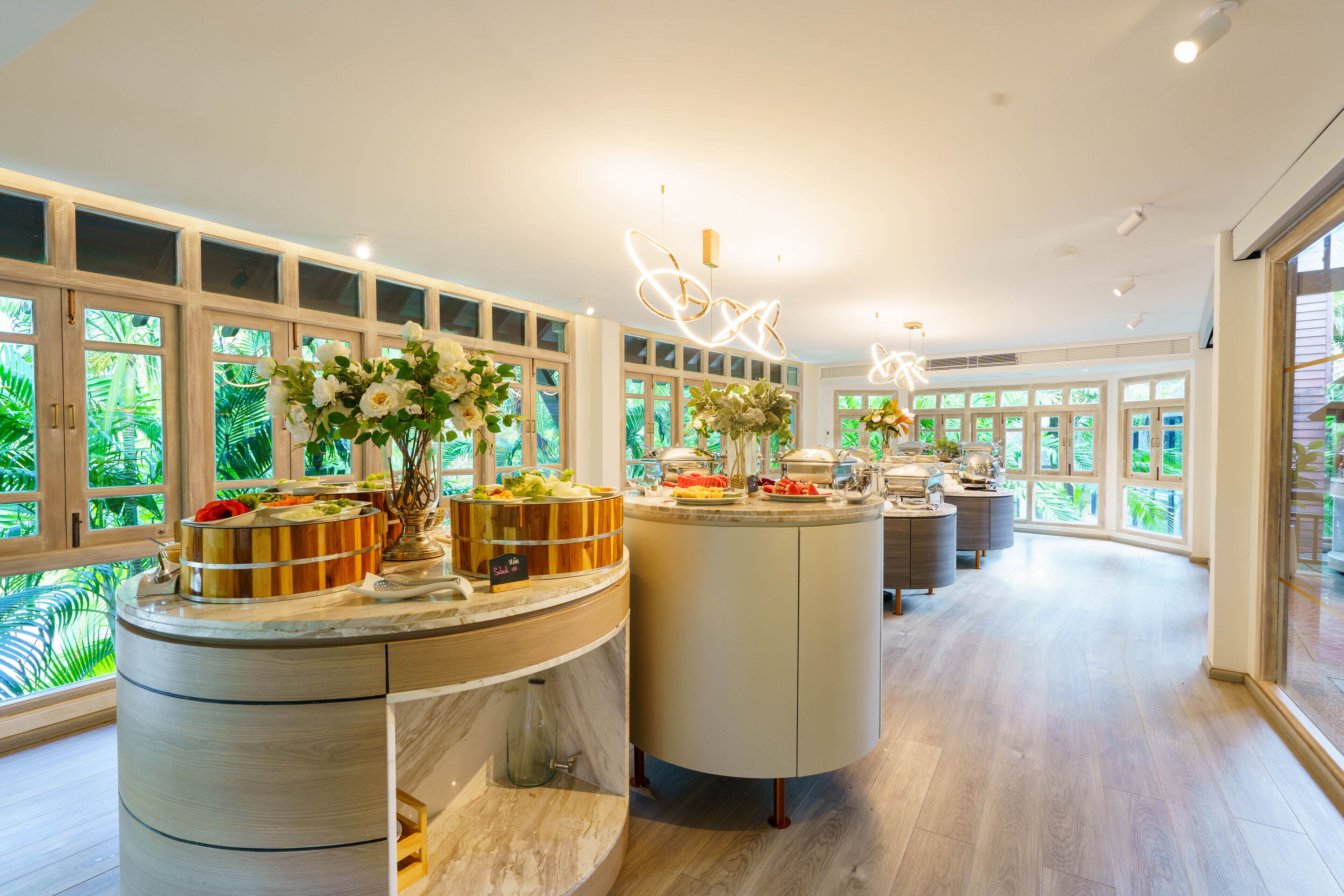 每日供应自助式早餐（每人 THB 500）