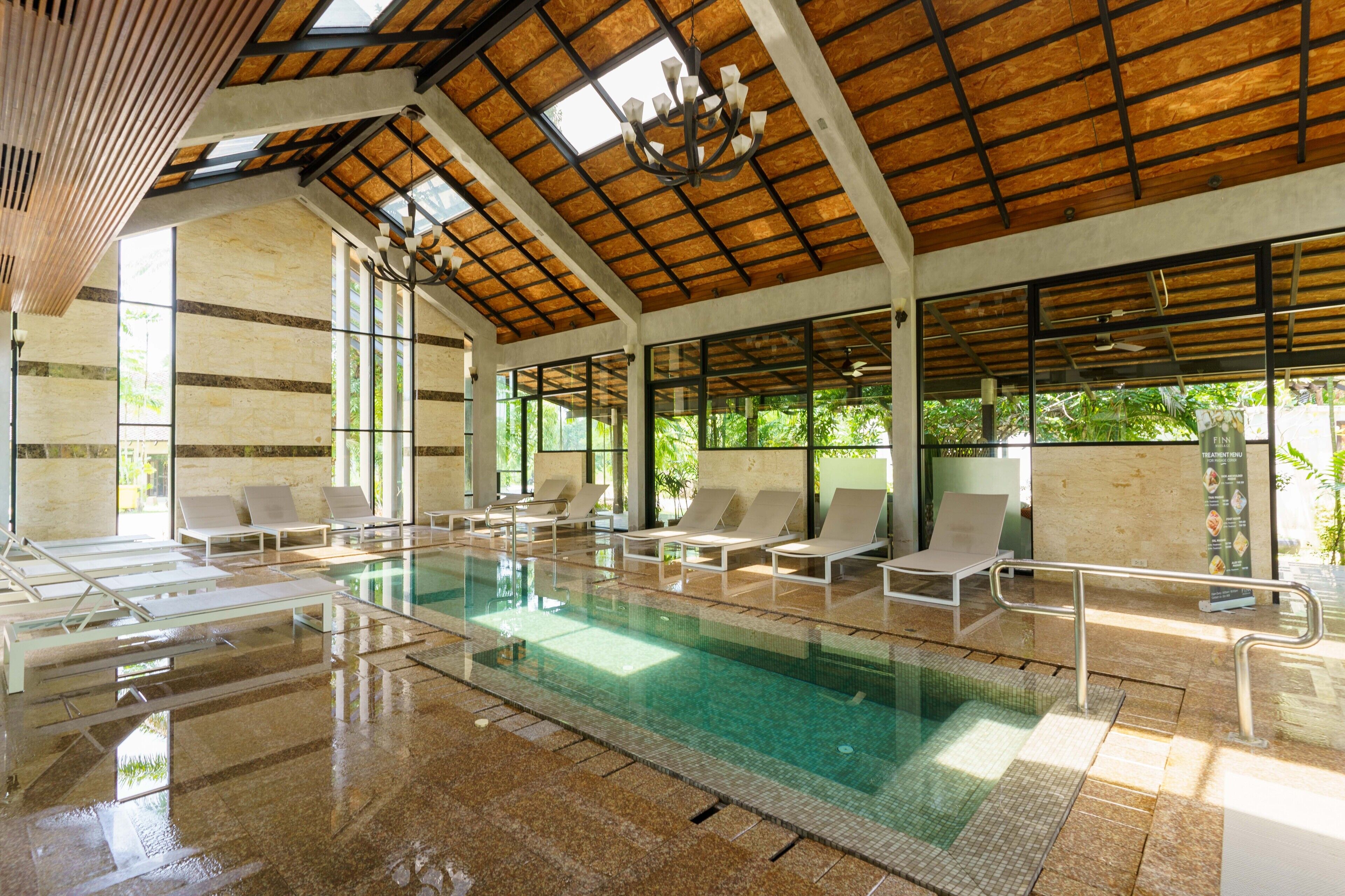 Piscina interna, 3 piscinas externas, guarda-sóis